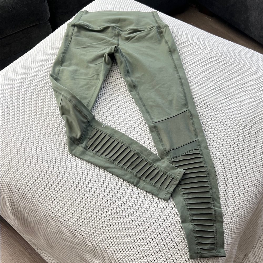 ALO Yoga Sage Green Women's Leggings - Picture 6 of 12